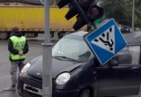 В Вологде «Матиз» едва не развалился в результате ДТП: свороченный светофор и оторванное колесо на дороге (ФОТО) 