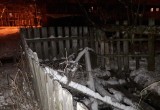 После страшной смерти ребенка в Соколе оперативно решили построить ограждения рядом с опасной ямой (ФОТО) 