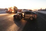 На Вологодской трассе произошло ДТП: столкнулись легковушка и инкассаторский броневик (ФОТО)