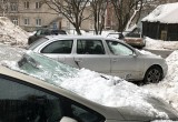 В центре Вологды наледь с крыши разбила несколько припаркованных автомобилей (ФОТО) 