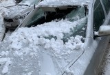 В центре Вологды наледь с крыши разбила несколько припаркованных автомобилей (ФОТО) 