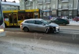 Пассажирский автобус врезался в столб ЛЭП в Вологде, уходя от столкновения с «Фордом» 