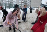 Красивые и нарядные россиянки в канун 8 марта взяли в руки лопаты (ФОТО)