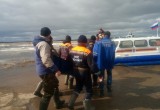 Под Великим Устюгом спасатели помогли селянину добраться до больницы по воде (ФОТО)