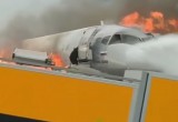 В интернете опубликовали фото пилота, который прорывается в горящий «Суперджет» в Шереметьево (ФОТО)