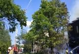 Деревянный двухэтажный дом горит в Вологде