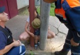 Спасатели освободили двухлетнего мальчика, застрявшего между столбов 