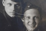 1942 год. Младший политрук Василий Коровкин (справа) с боевым товарищем