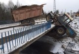 В Вологодским районе трактор чуть не слетел с моста