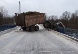 В Вологодским районе трактор чуть не слетел с моста