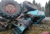 В Устюженском районе Ленд Крузер и трактор не поделили дорогу