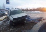 В Череповецком районе водитель «Рено» врезался в автобусную остановку