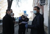 В Вологде Денис Долженко вместе с волонтерами доставляет продуктовые наборы ребятишкам с ОВЗ