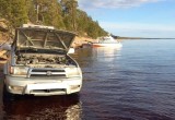 Toyota чуть не утонула вместе с водителем в Вытегорском районе