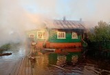 Жилой дом сгорел в подтопленной зоне села Устье