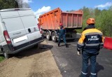 После столкновения КамАЗа и микроавтобуса на трассе Вологда-Медвежьегорск FIAT вылетел с трассы