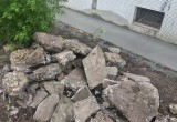 Рабочие в Вологде сломали забор и испортили клумбу