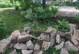 Рабочие в Вологде сломали забор и испортили клумбу