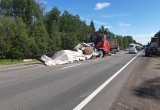 В Вологодской области из-за лобового столкновения большегрузов перекрыто движение на трассе