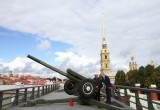 Андрей Луценко произвел полуденный выстрел из пушки Нарышкина бастиона Петропавловской крепости