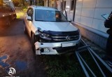 Скрывающийся от погони автомобиль закончил свой путь у ритуального магазина в Вологде (ВИДЕО)