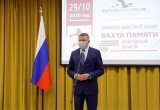 На закрытии акции «Вахта памяти-2020» поисковики передали родственникам медальон погибшего деда