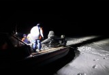 Вологодские спасатели вытащили замерзающих рыбаков со льда Онежского озера 