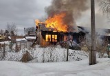 Два человека погибли сегодня утром во время пожара в поселке Вохтога