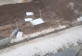 Дети чуть не сорвались в котлован с водой на стройке в Вологде 