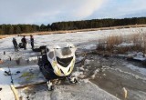 Ещё один снегоход с людьми провалился под лёд в Вологодской области 