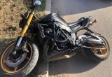 В Череповце мотоциклист без прав пытался уйти от погони и въехал в бордюр