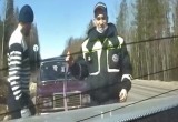 Сотрудники ГИБДД помогли семье на заглохшем автомобиле ВАЗ 2107 добраться до ближайшего поселка в Бабушкинском районе