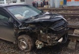 В Вологде в результате ДТП автомобиль застрял на железнодорожных путях