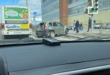 В Вологде на ул.Ленинградской грузовик выкинул "Рено Дастер" на тротуар 