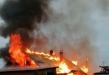 Серьезный пожар в эти минуты уничтожает дом на ул. Железнодорожной 