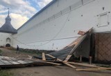 Монастырские крыши в Кириллове не выдержали напора штормового ветра 
