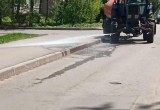 В связи с аномальной жарой в Вологде начали мыть дороги и тротуары в дневное время