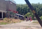 Вологжанин, спеша за скидками в «Магнит», чуть не заехал в магазин на «буханке»   