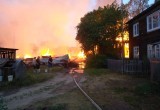 На улице Чехова сгорел деревянный дом, 16 человек остались без крова  