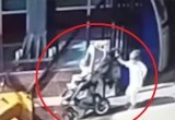 Жуткие кадры падения малолетних детей с коляской на рельсы в Петербурге опубликованы в сети