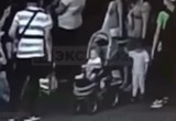 Жуткие кадры падения малолетних детей с коляской на рельсы в Петербурге опубликованы в сети