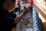 Двухлетний пьяный ребенок-инвалид утонул в ведре с водой  