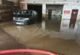 Более 20 дорогих иномарок затопило во время ливня на парковке в Вологде