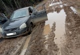Костромские водители тонут в непроходимой грязи по пути в Вологодскую область 