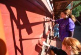 Порядка 40 волонтеров культуры приступили к покраске фасада Дома Волкова в Вологде