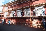 Порядка 40 волонтеров культуры приступили к покраске фасада Дома Волкова в Вологде
