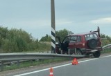 Водитель "Нивы" потерял управление и влетел в отбойник на трассе в Вологодской области 