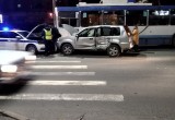 После серьезного ДТП на улице Ленинградской образовалась пробка, водителей просят объезжать место аварии 