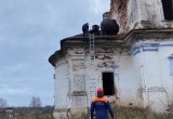 Спасатели в Вологодской области помогли решить проблему с обрушением купола церкви  