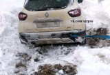 Неаккуратный водитель «Renault Kaptur» смог выбраться из кювета только благодаря спасателям  